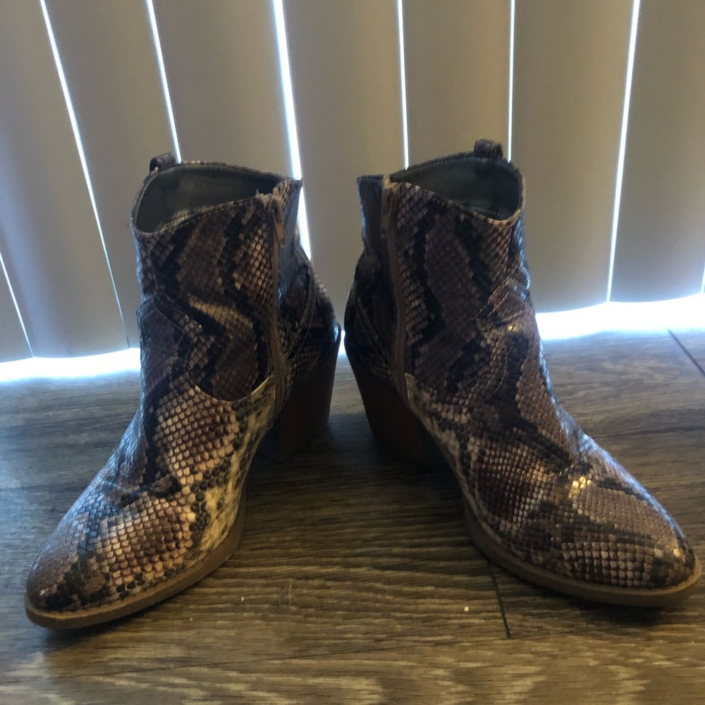 Assorted shoes - Picture 12 of 15